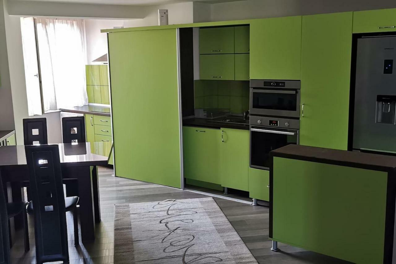 Luxury Apartment With Two Bedrooms And Large Living Room, 100 Square Meters, City Center Орадя Екстер'єр фото