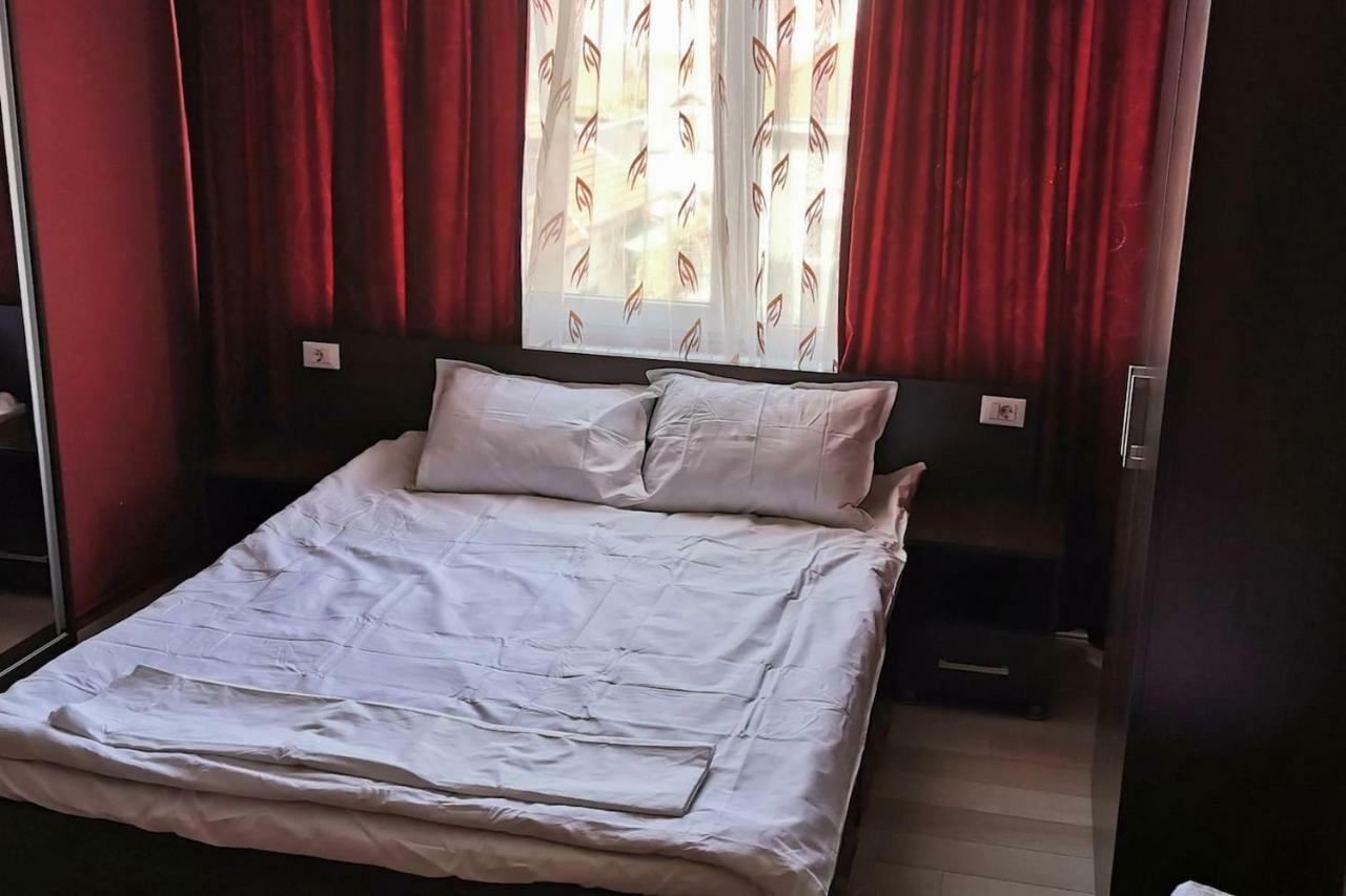 Luxury Apartment With Two Bedrooms And Large Living Room, 100 Square Meters, City Center Орадя Екстер'єр фото