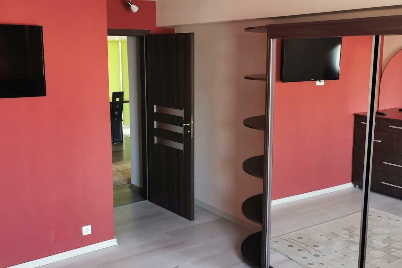 Luxury Apartment With Two Bedrooms And Large Living Room, 100 Square Meters, City Center Орадя Екстер'єр фото