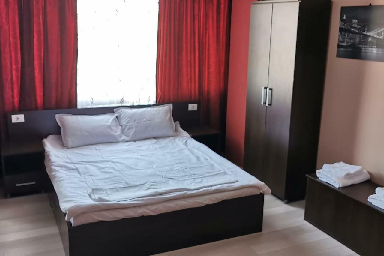 Luxury Apartment With Two Bedrooms And Large Living Room, 100 Square Meters, City Center Орадя Екстер'єр фото