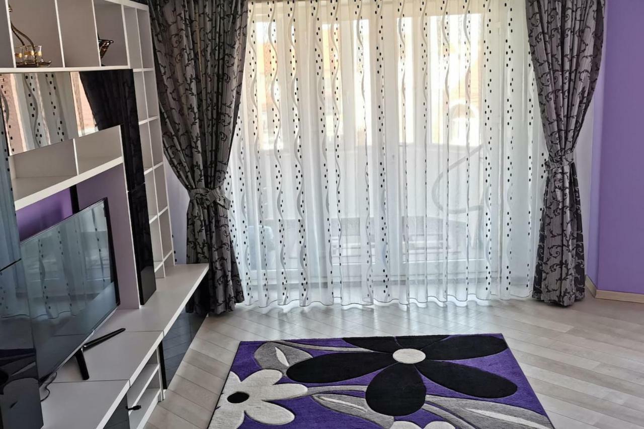 Luxury Apartment With Two Bedrooms And Large Living Room, 100 Square Meters, City Center Орадя Екстер'єр фото