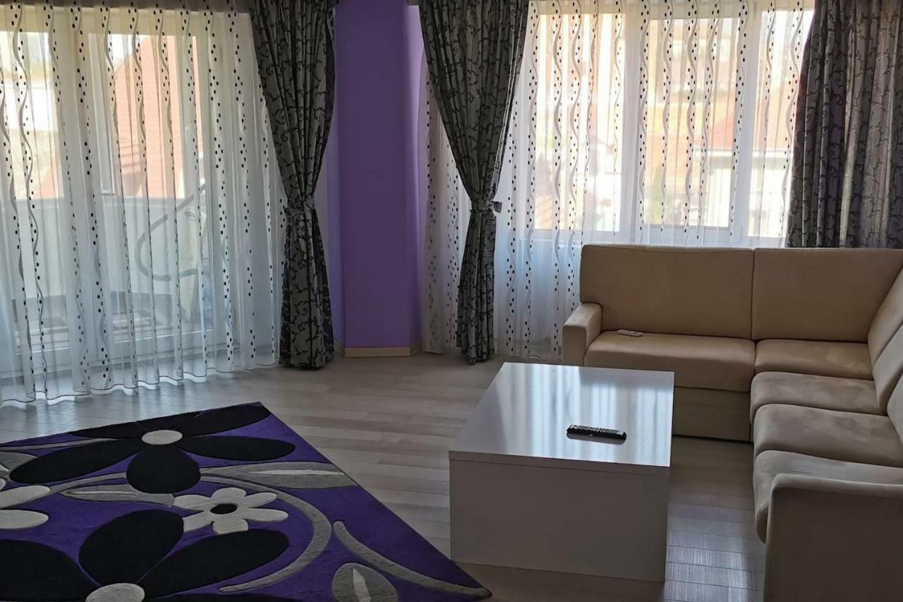 Luxury Apartment With Two Bedrooms And Large Living Room, 100 Square Meters, City Center Орадя Екстер'єр фото